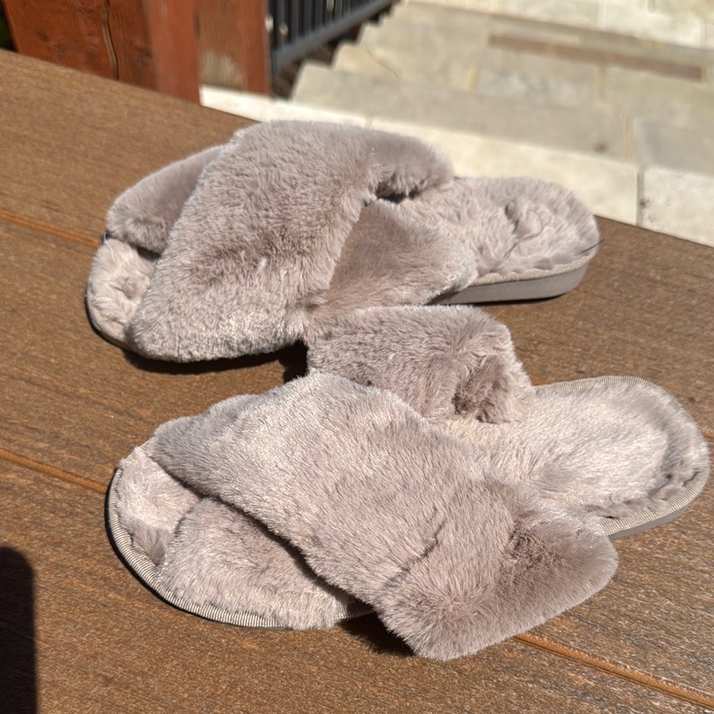 Cozy Women's Faux Fur Slippers - Gray
